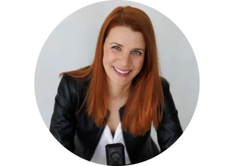 Monika Křečková, zakladatelka Noema Aura, portrét představující její přístup k&nbsp;osobnímu rozvoji v&nbsp;souvislostech.