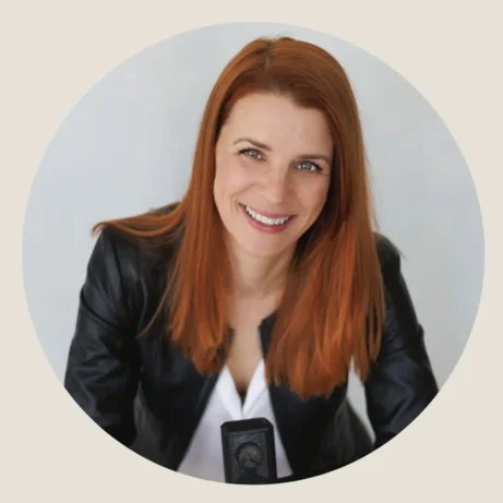 Monika Křečková, zakladatelka Noema Aura, portrét představující její přístup k osobnímu rozvoji v souvislostech.