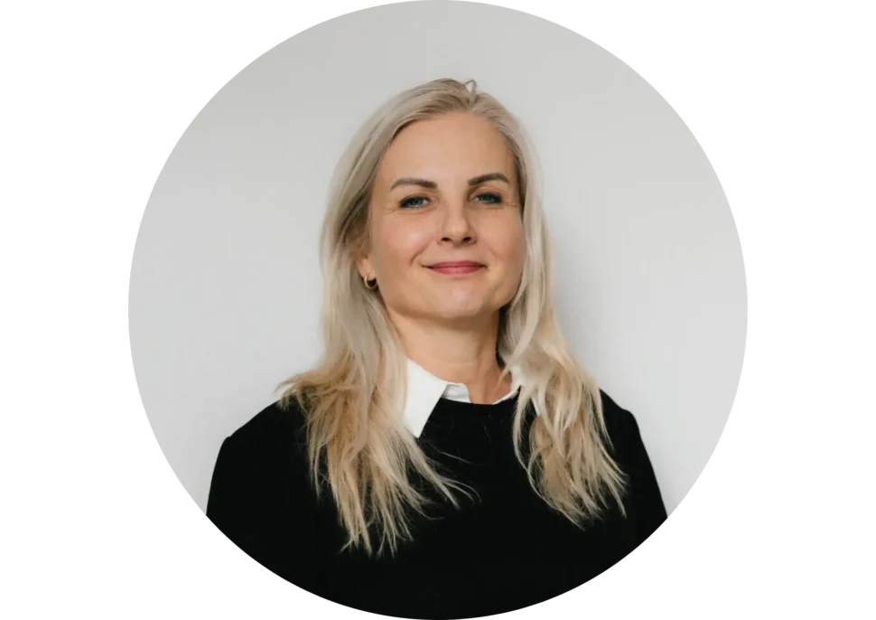 Lenka Křečková, zakladatelka Noema Aura, portrét představující její přístup k&nbsp;osobnímu rozvoji v&nbsp;souvislostech.